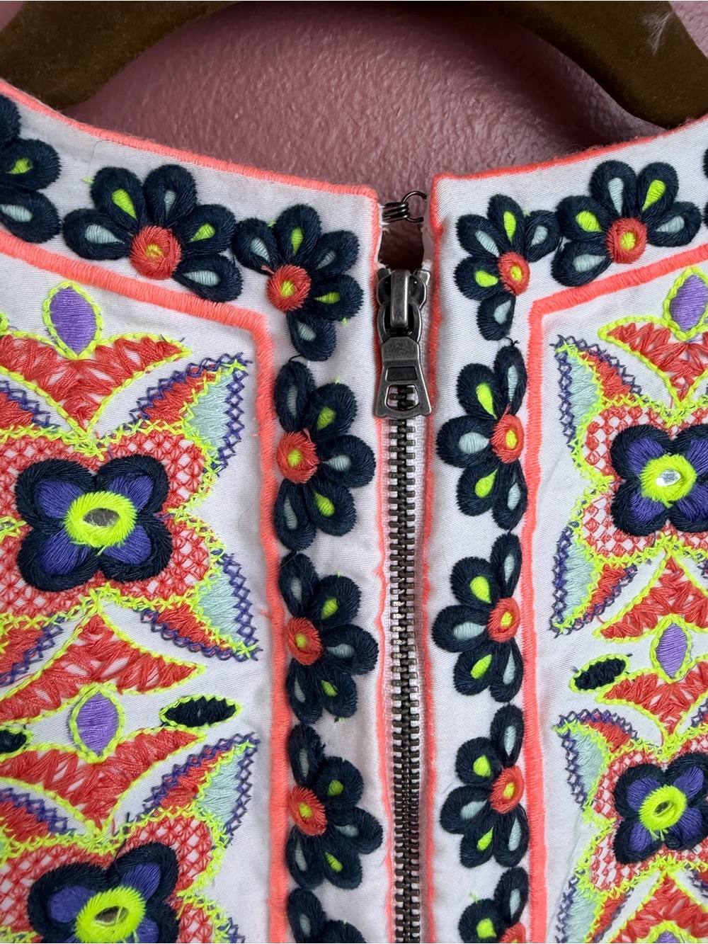 NWT Alice + Olivia Patty Embroidered Mini Dress Size 0 w/ V-neck & Pockets - Picture 10 of 11